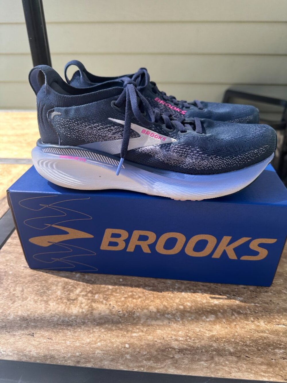 Brooks Adrenaline GTS 25 Women’s Size 8.5 Medium B Stability Sneaker Blue Pink
